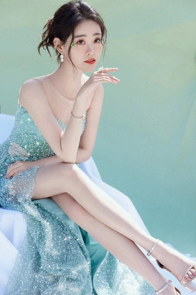 祝绪丹浅绿色开叉长裙