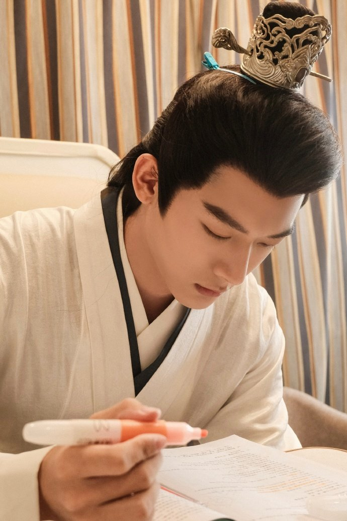 张晚意——玱玹 张晚意真的是很努力、很敬业的演员!__财经头条__新浪财经