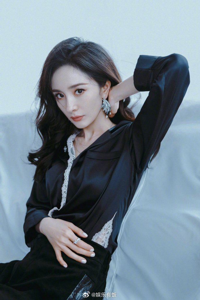 25日,杨幂黑粉公开发布视频并手写道歉信向杨幂道歉