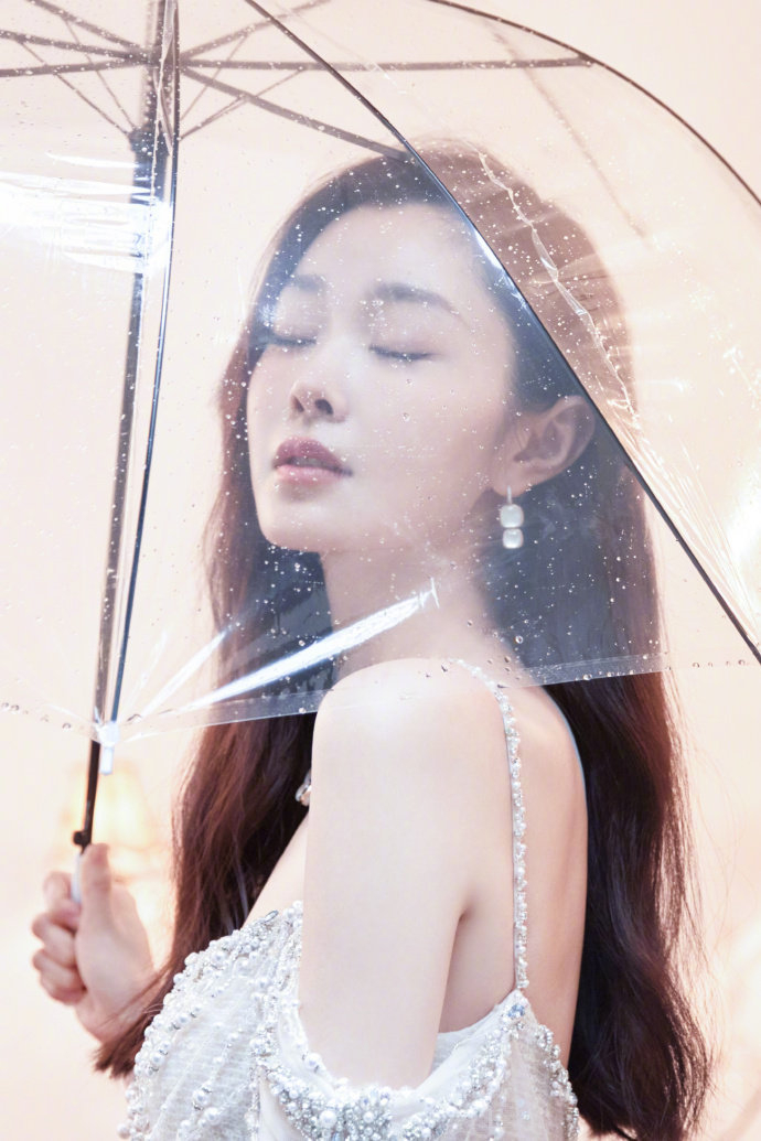 宋轶露背啦就是说这谁看了谁不迷糊啊