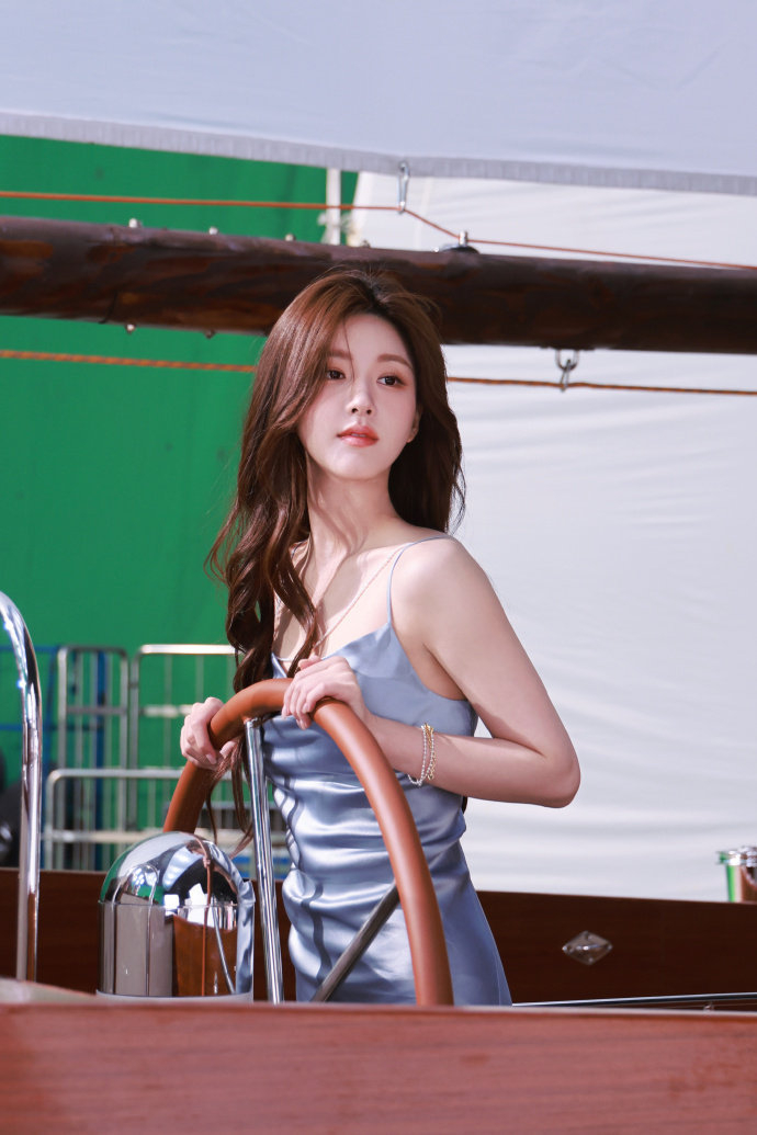 赵露思吊带丝绸裙造型来啦露思真的身材真的好嘶哈