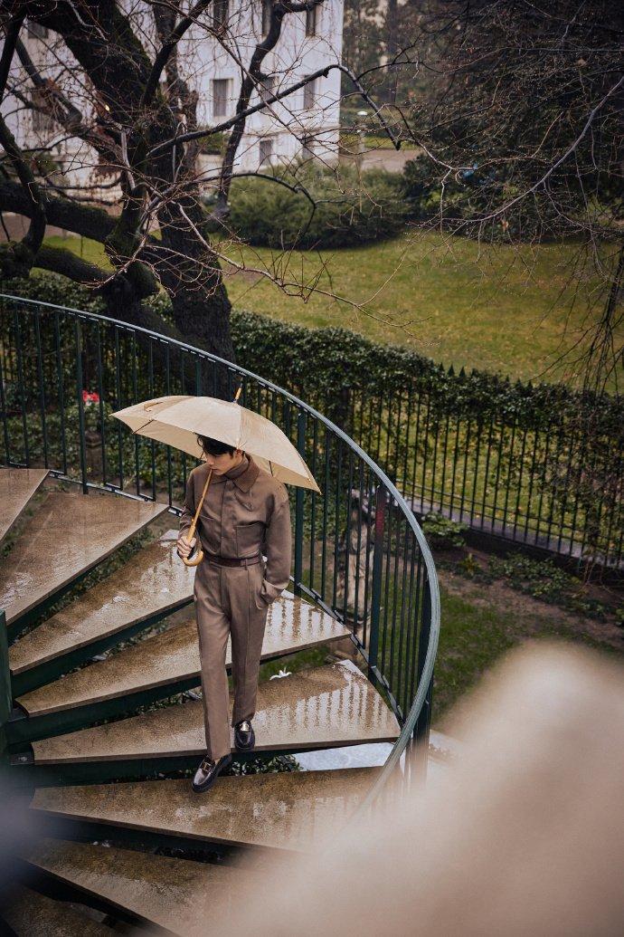 肖战米兰看秀look美拉德系穿搭雨中撑伞的王子