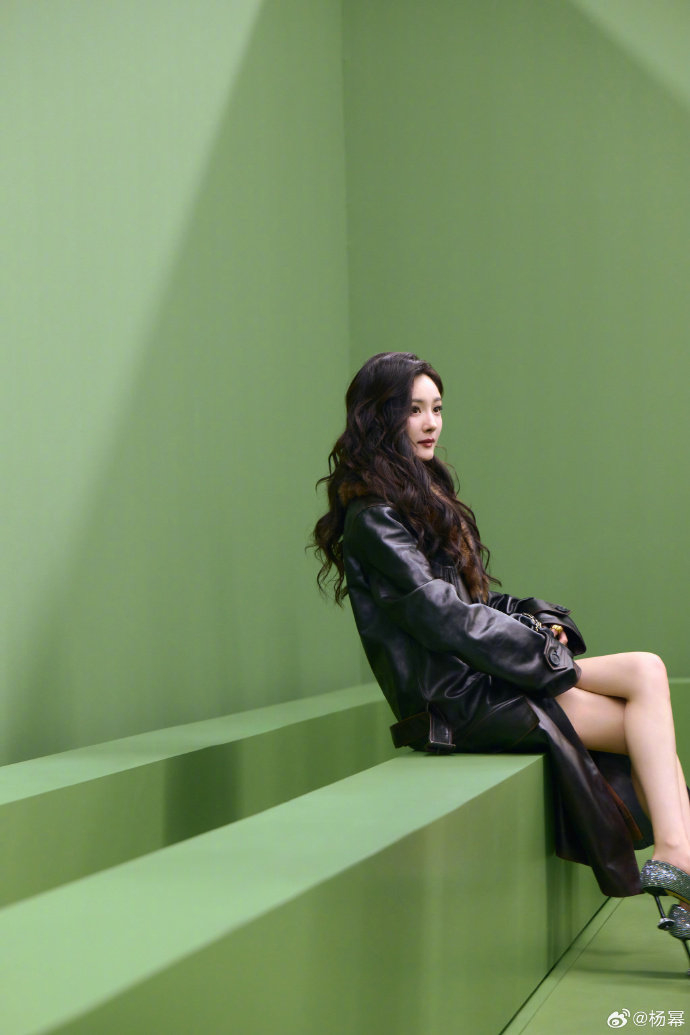 1/ 6杨幂看秀照来啦~女王驾到,通通闪开!