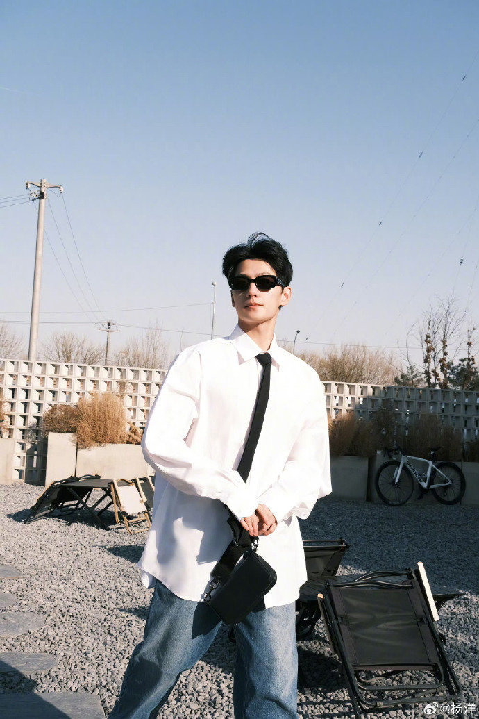 杨洋valentino代言人的春日穿搭白衬衫好清爽