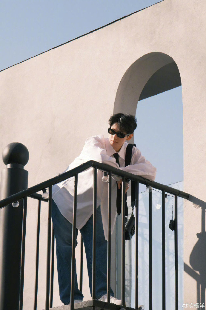 杨洋valentino代言人的春日穿搭白衬衫好清爽