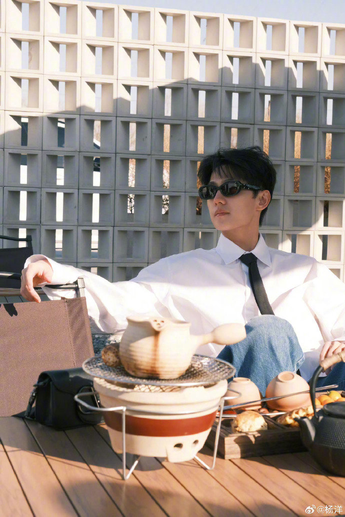 杨洋×valentino,代言人的春日穿搭,白衬衫好清爽__财经头条