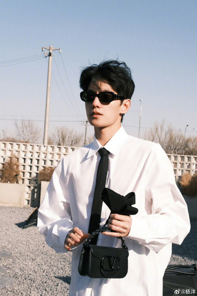 杨洋valentino代言人的春日穿搭白衬衫好清爽