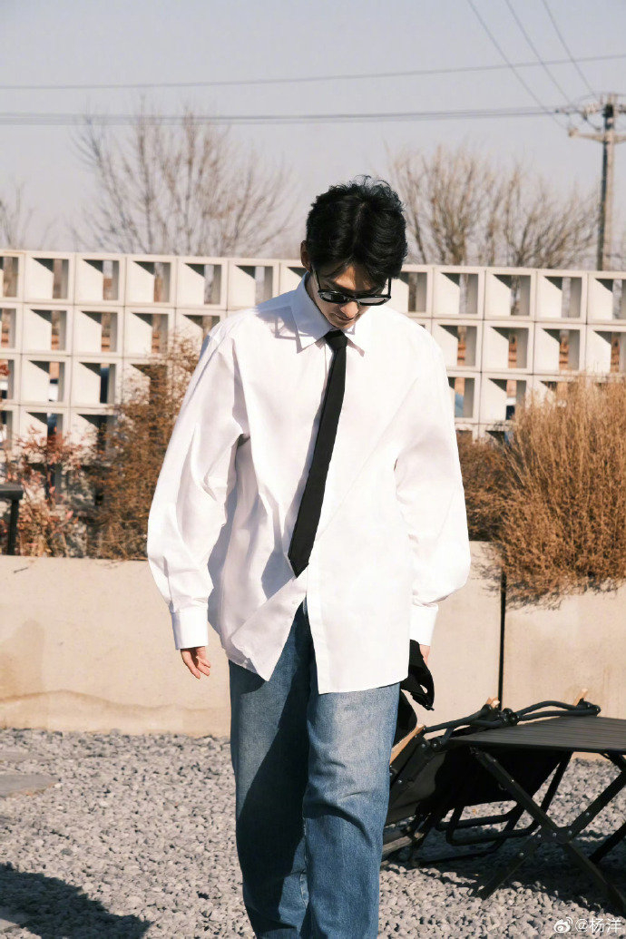 杨洋valentino代言人的春日穿搭白衬衫好清爽