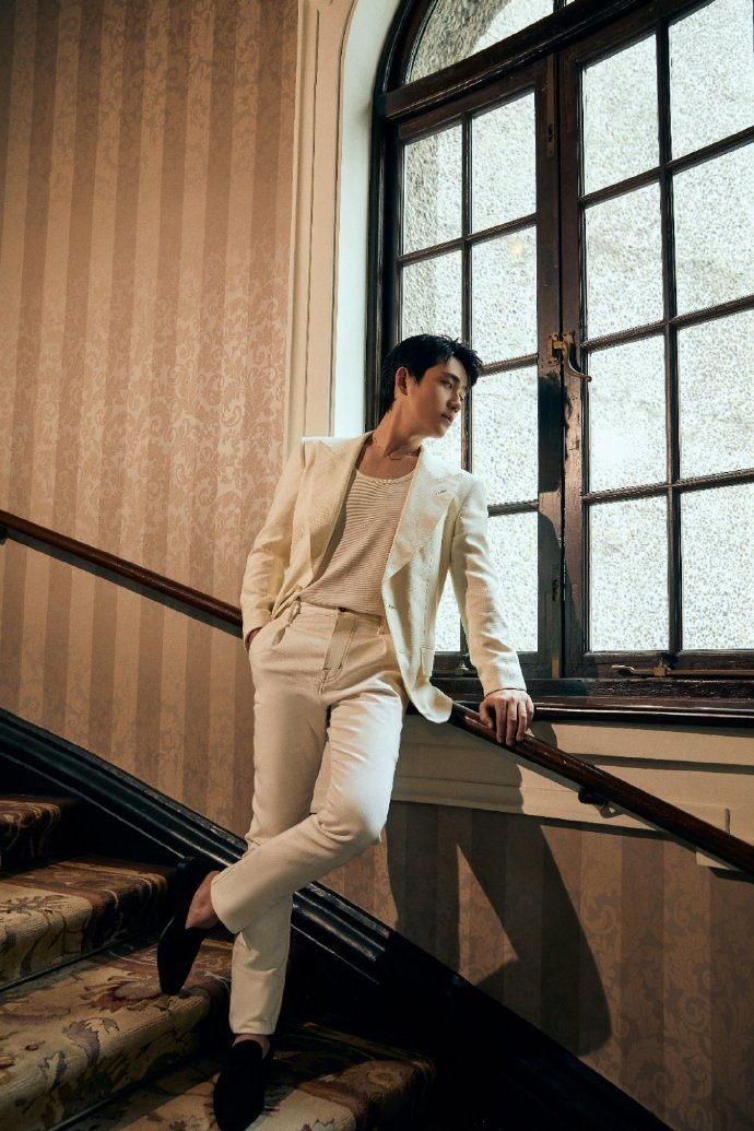 朱一龙给叉子穿上了可颂鞋 ​​​,叉子get朱一龙同款翘脚站姿