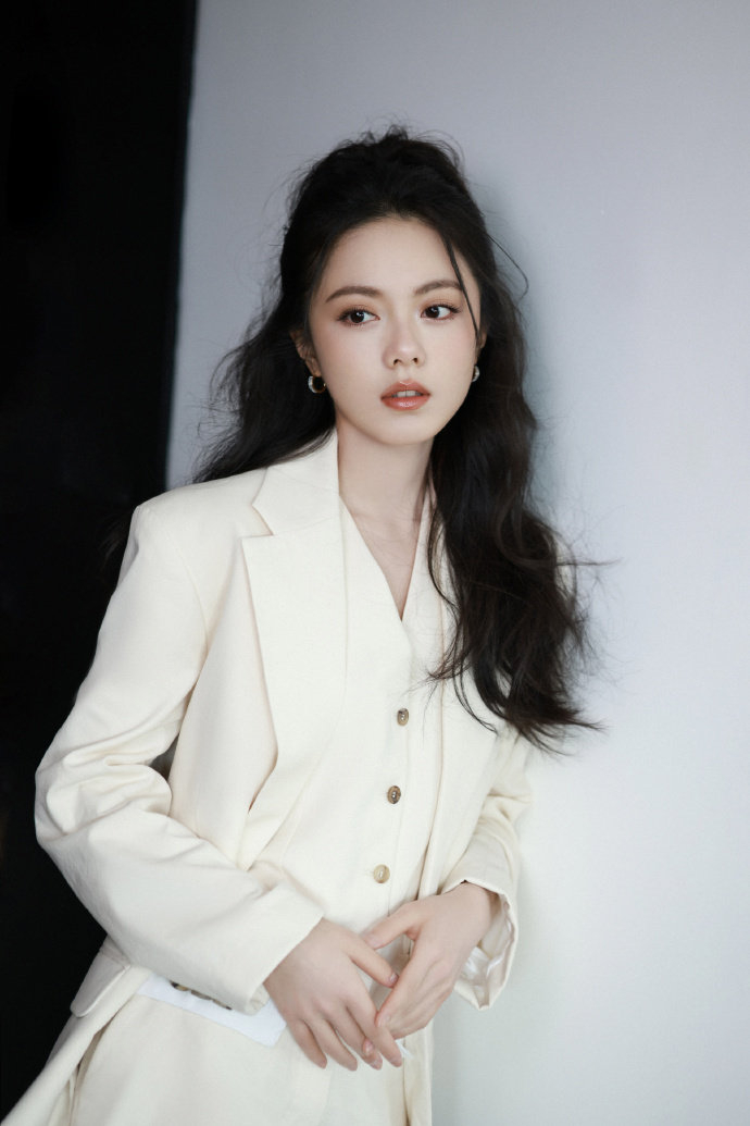 赵今麦高马尾白西装今天是成熟风麦麦