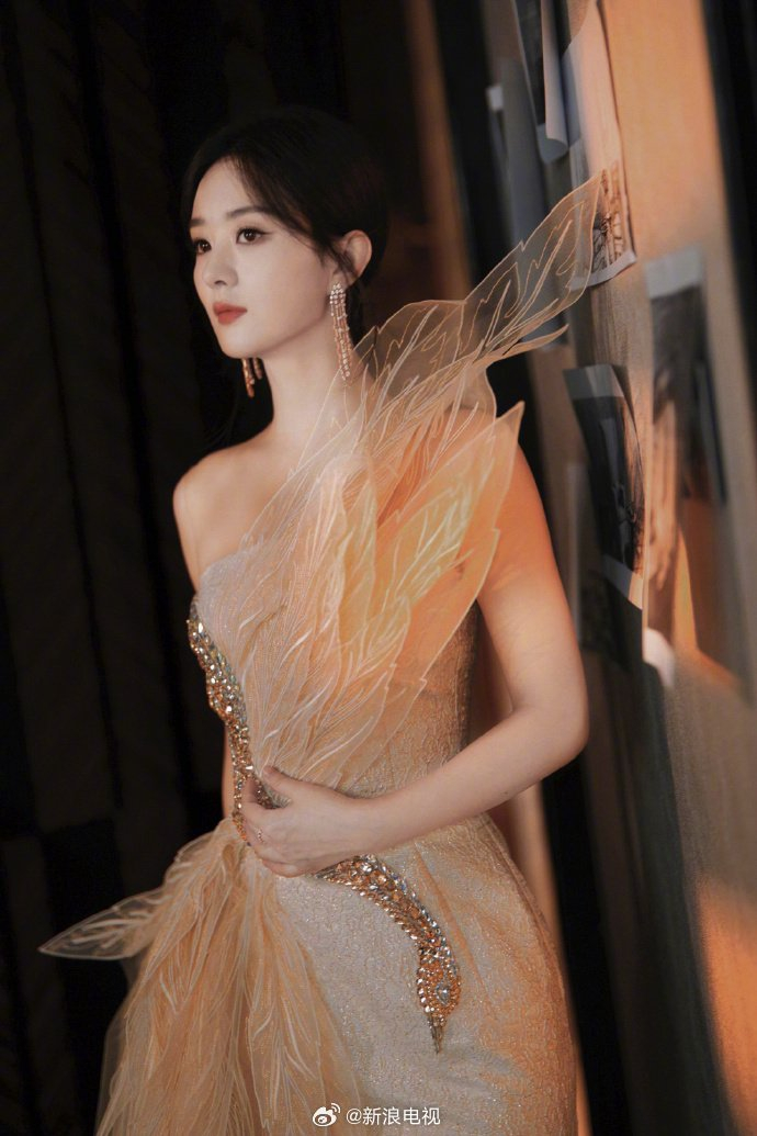 工作室晒出赵丽颖与凤行发布会美图整套造型凤凰元素满满