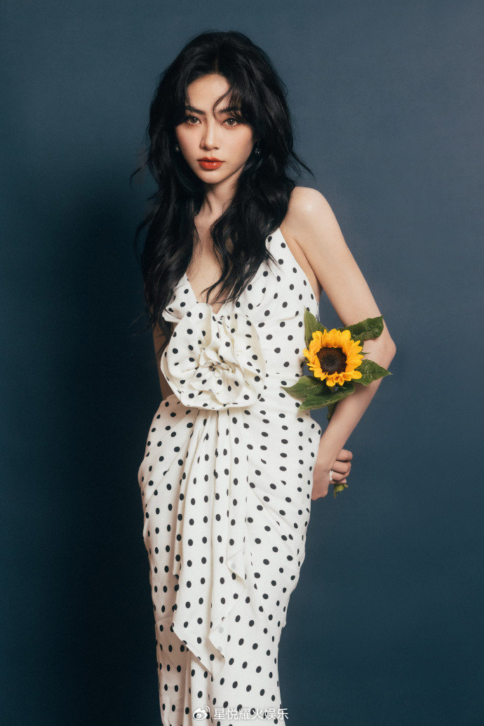谢可寅穿波点连衣裙引领新风尚:清纯俏皮,阳光自然