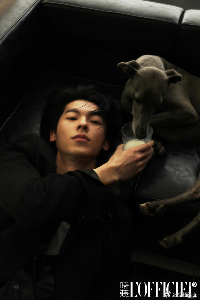 许光汉最新写真咽口水不是我的错这一组兼具少年感与成熟魅力