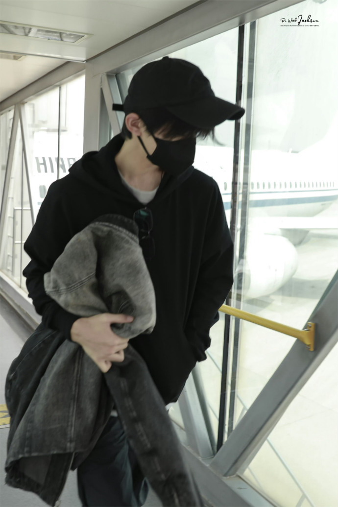 易烊千玺出发日内瓦墨镜造型苏感拉满老公是一种感觉