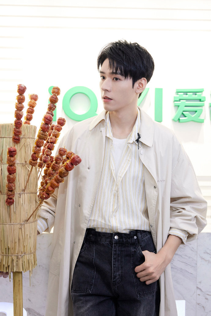 龚俊 糖葫芦出摊 哇