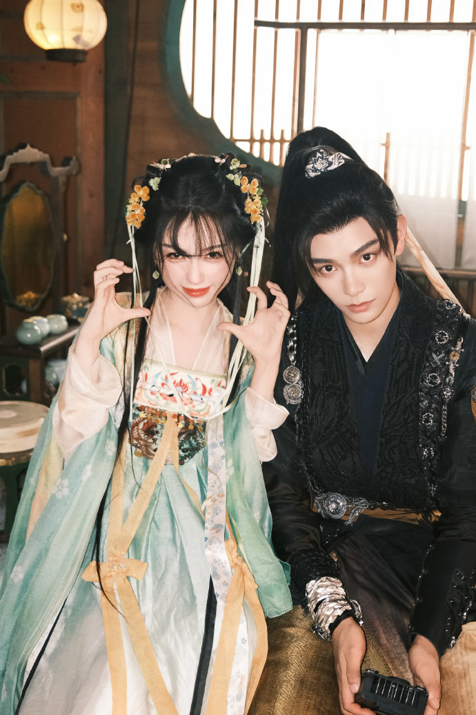 虞书欣丁禹兮搞怪合照plog来啊,是爱闹的凌妙妙遇上深情盯妻眼神的慕