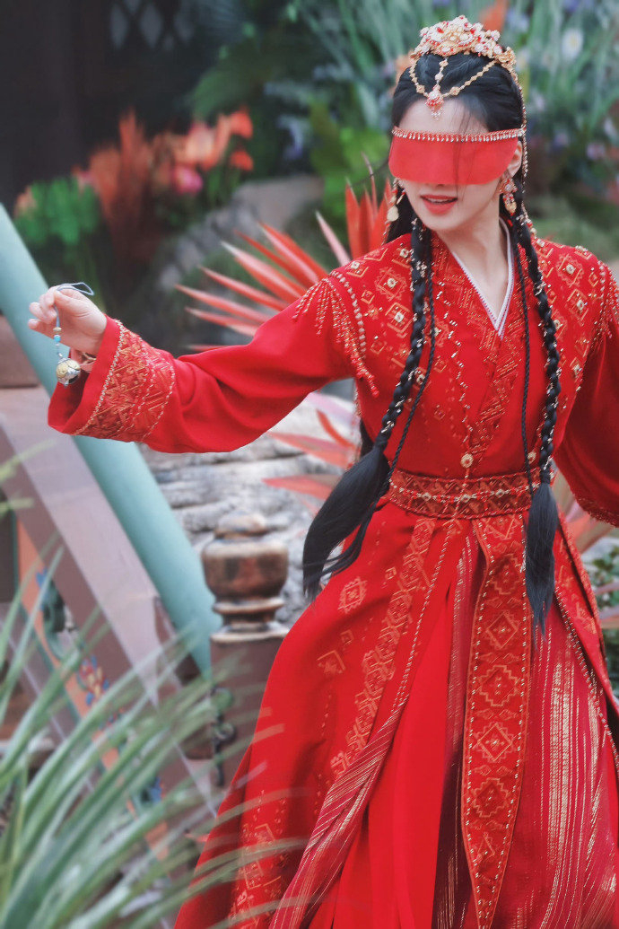 张婧仪梦花廷红衣蒙眼路透,满分美貌的缇兰公主是啦,这是在玩捉迷藏吗