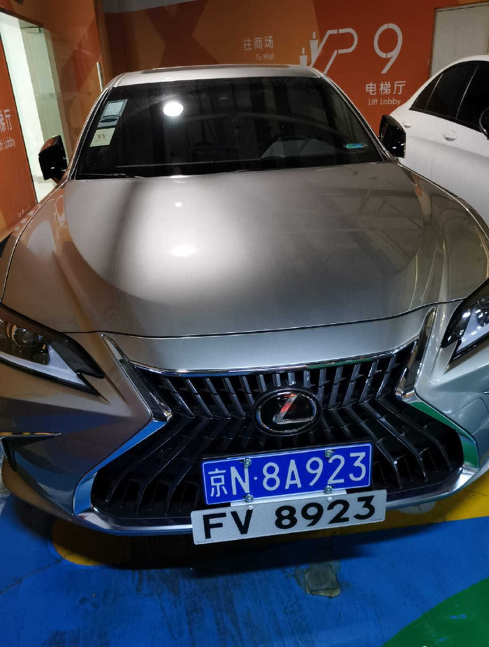 有香港网民在内地看到一台北京车牌香港车牌的车