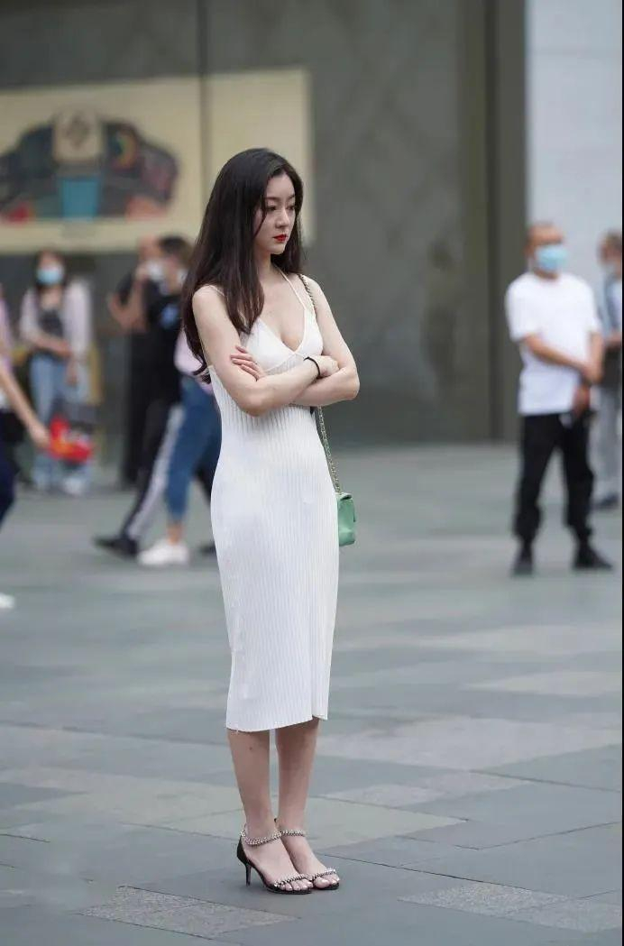 夏日美裙如何搭配白色吊带裙,展现完美长腿诱惑__财经头条