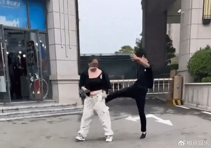 逆子!山东男孩当街脚踹母亲,因为要钱没给,街坊邻居根本拦不住