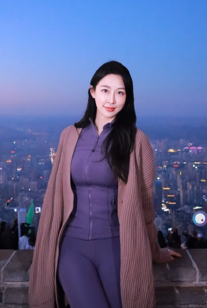 又是擦边!曝中国击剑运动员秦雪退役后当网红,大尺度视频惹争议|吴柳芳|重剑|粉丝|女运动员|体操_新浪新闻