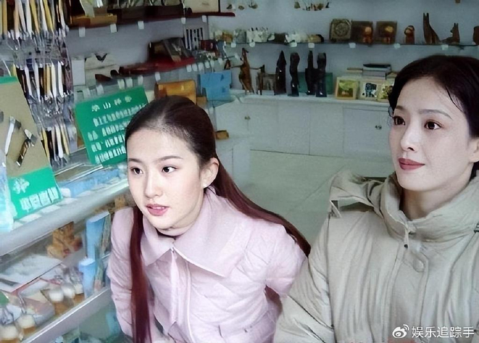 刘亦菲早年和小姨合照曝光,小姨美貌超越妈妈,无滤镜更出众|周雯琼|刘晓莉|娱乐圈|家族|气质_新浪新闻
