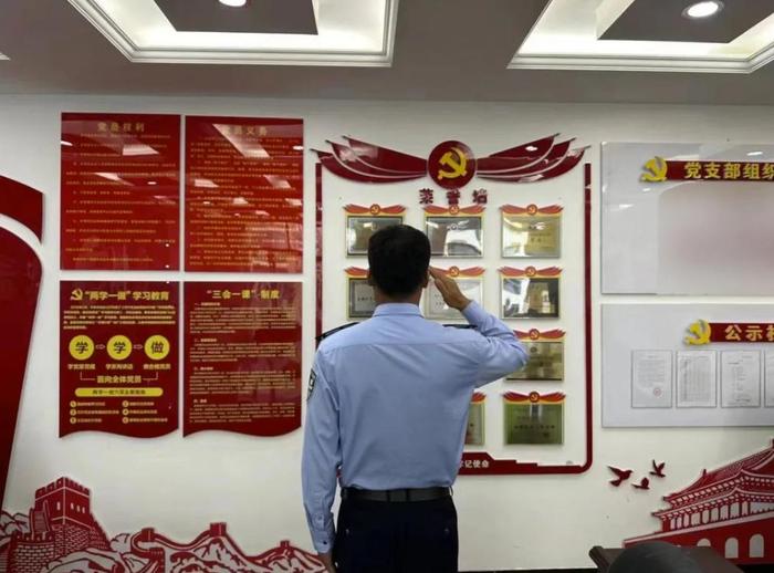 这些沉甸甸的奖章和证书，是他不能说的秘密