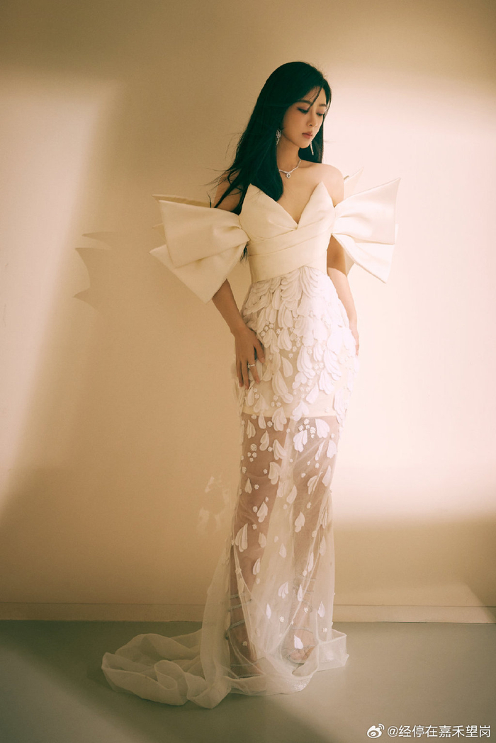 杨紫最新造型身着鲜花裙摆礼服,灵动贵气,仙气飘飘