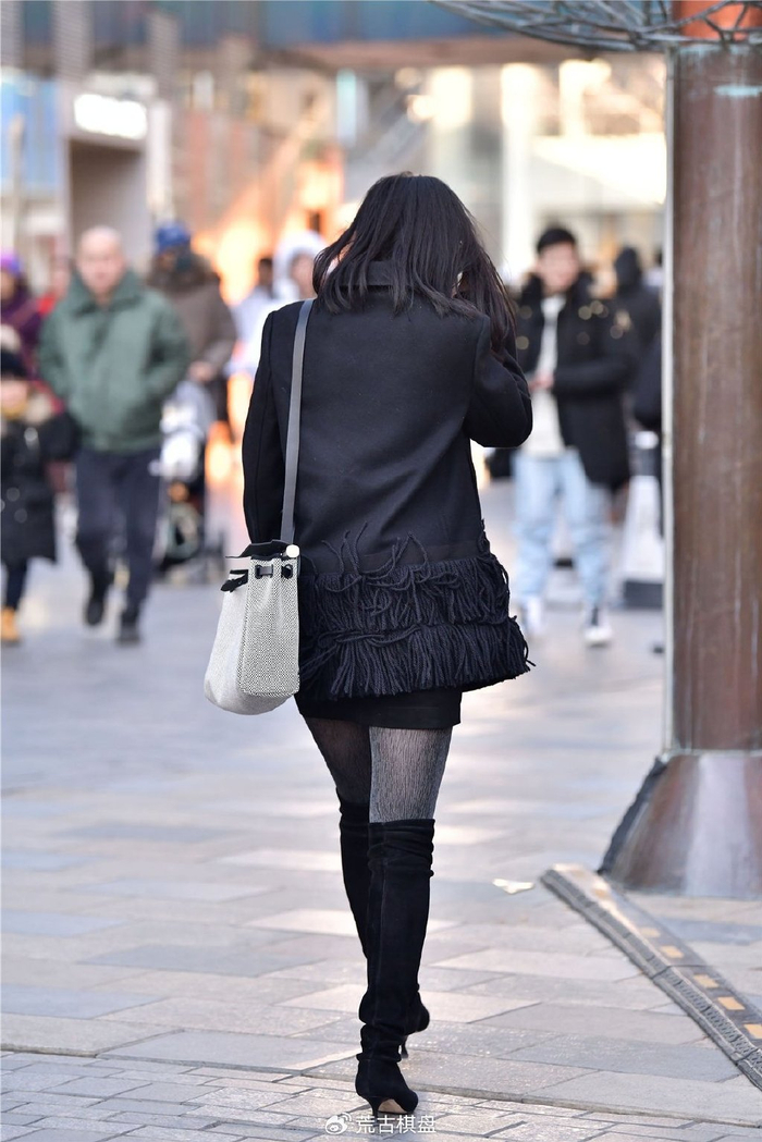 尖头细跟过膝靴,3厘米的细跟如同平底鞋,搭配黑色丝袜|细跟|过膝靴