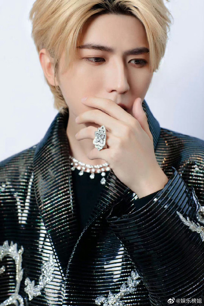 赵丽颖蔡徐坤同款项链咱就是说帅哥美女梦幻联动啦