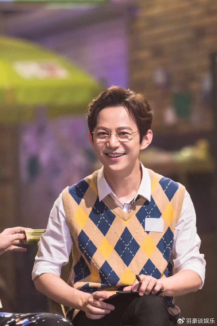 何炅在北外任教时的照片,文质彬彬青春洋溢好喜欢!