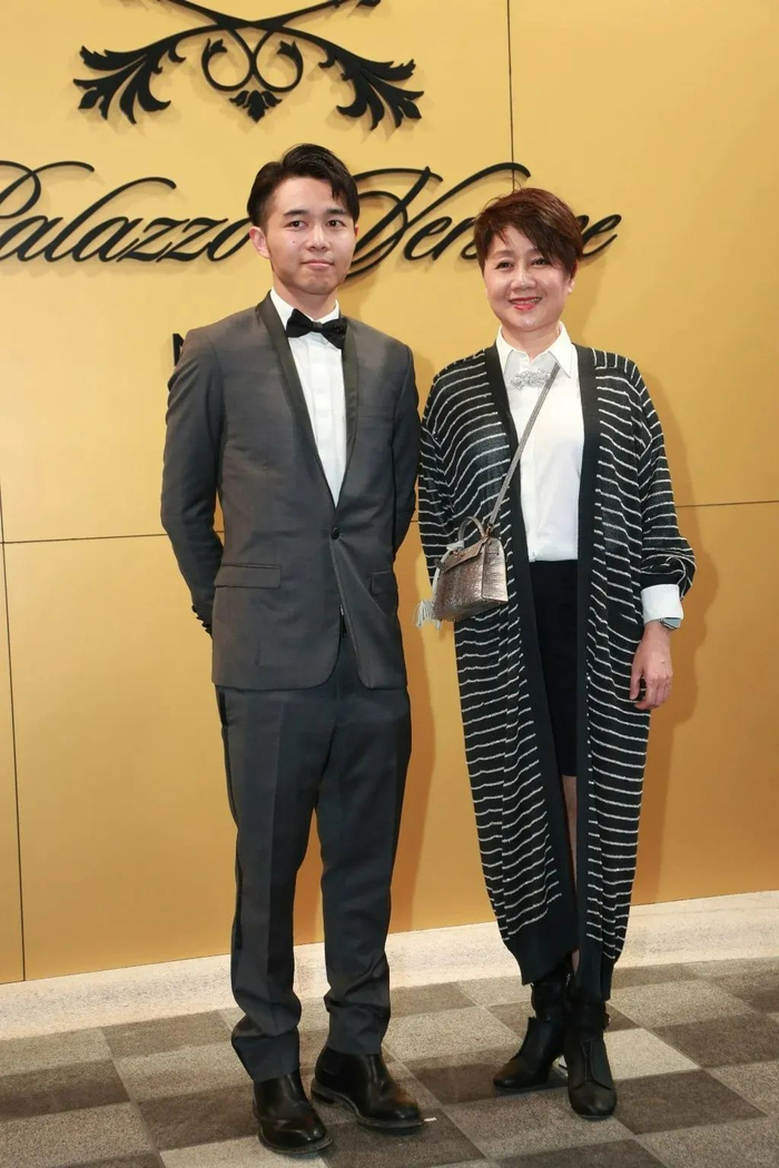 家世同样显赫的霍英东家族也派出了两位代表——霍英东的长子霍震霆
