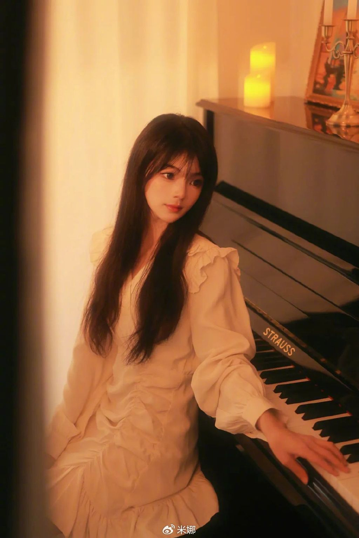 白色裹身裙勾勒出身穿曲线72打造法式优雅风情,高级感扑面而来.