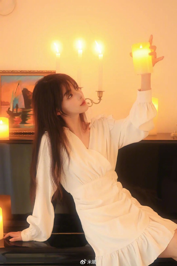 白色裹身裙勾勒出身穿曲线72打造法式优雅风情,高级感扑面而来.