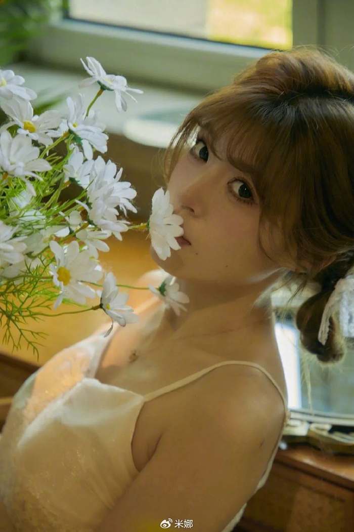 snh48卢晨昕白色裹身裙勾勒出身穿曲线72打造法式优雅风情,高级感扑