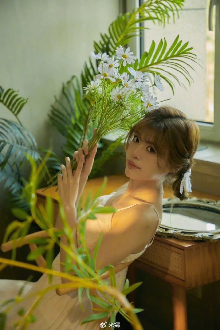 snh48卢晨昕白色裹身裙勾勒出身穿曲线72打造法式优雅风情,高级感扑