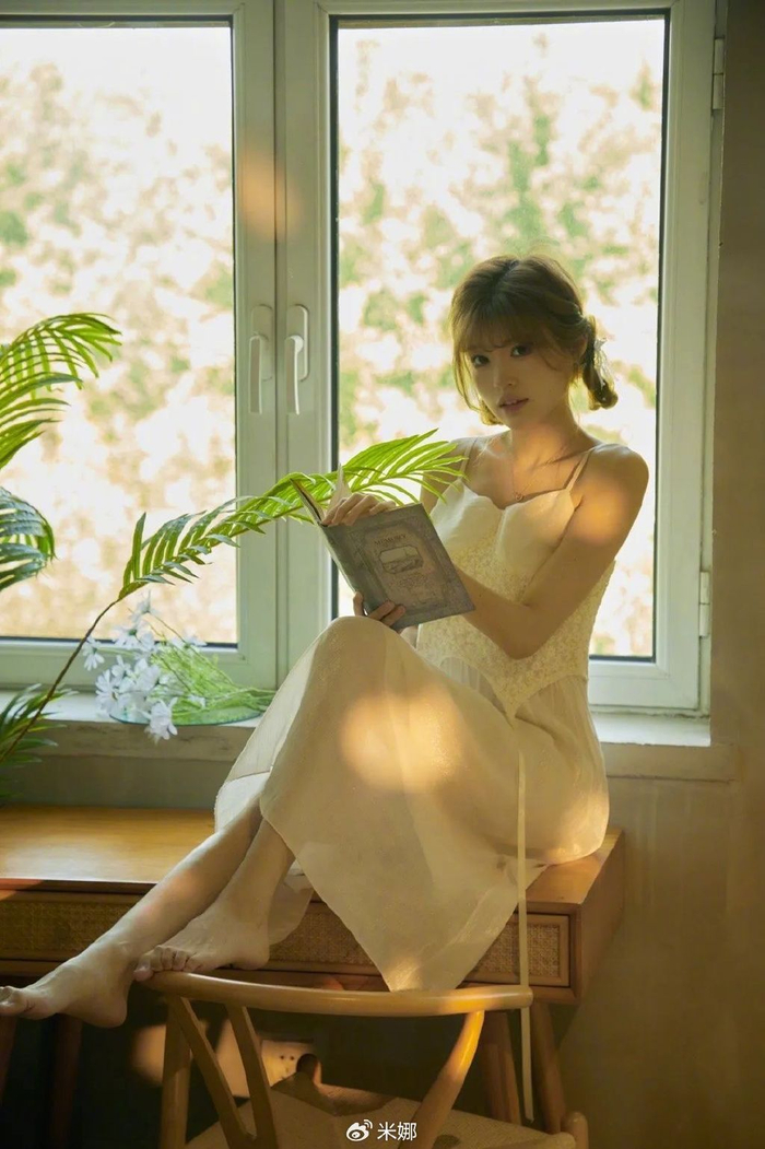 snh48卢晨昕白色裹身裙勾勒出身穿曲线72打造法式优雅风情,高级感扑