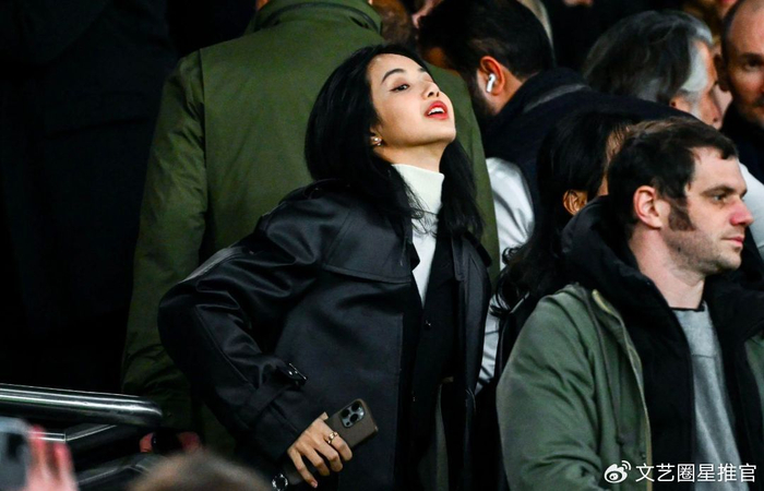 Lisa看欧洲比赛生图曝真容！同场观众很淡定，Lisa激动呐喊被嘲讽|时尚|冠军联赛|联队|芭比|纽卡斯尔_新浪娱乐_新浪新闻