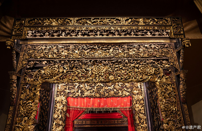 重庆川渝民俗博物馆收藏的清代金漆木雕拔步床