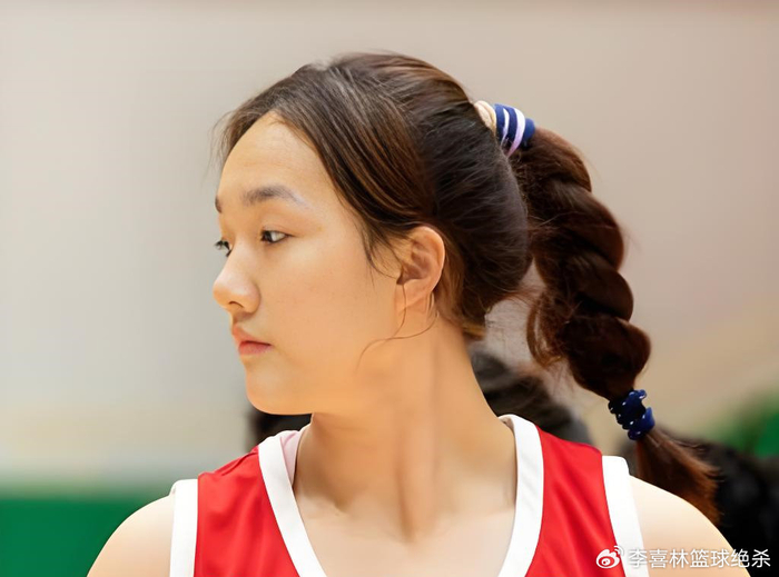 又美又能打！中国女篮又一17岁1米93新星崛起：当2米26张子宇替身