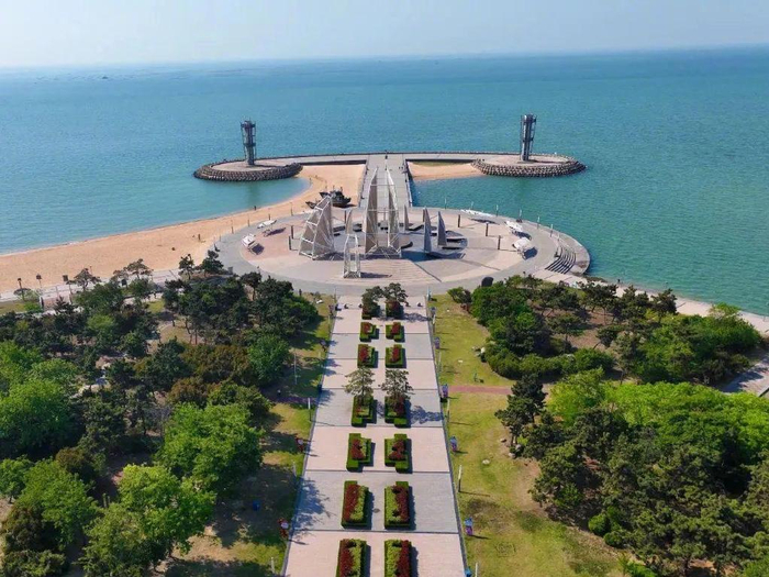 多岛海露营基地位于岚山区多岛海大道,依山傍海.