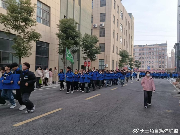 清晨脚步超燃人生合肥中科职教城校区激情跑操燃情晨训