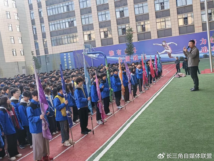 清晨脚步超燃人生合肥中科职教城校区激情跑操燃情晨训