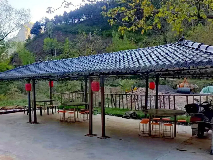 锡崖沟驿站位于锡崖沟生态度假区之内,在青翠的树林之中,山中溪流在