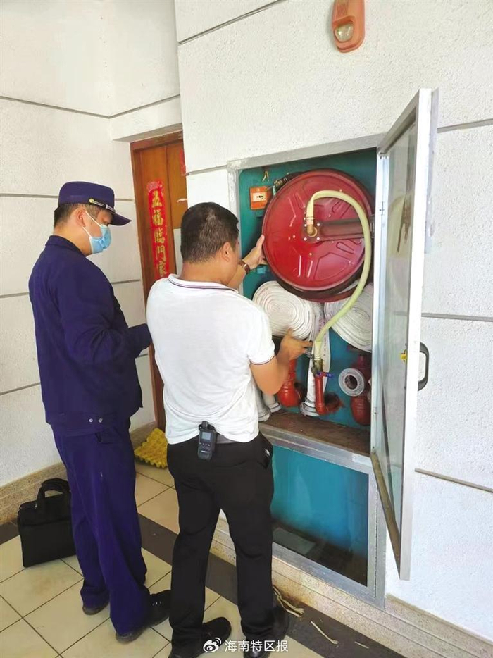 不出水的消防栓流黄黑水的水龙头海口一小区藏两口黑水井