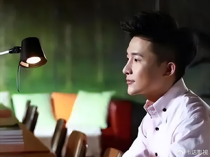 央视最帅主持边策:和母亲通话1小时后从8楼坠楼身亡,年仅32岁|央视