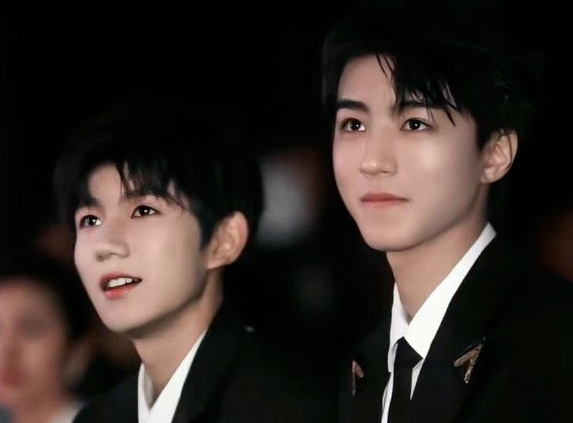 先是初代男团王俊凯和王源,后是二代丁程鑫和刘耀文.
