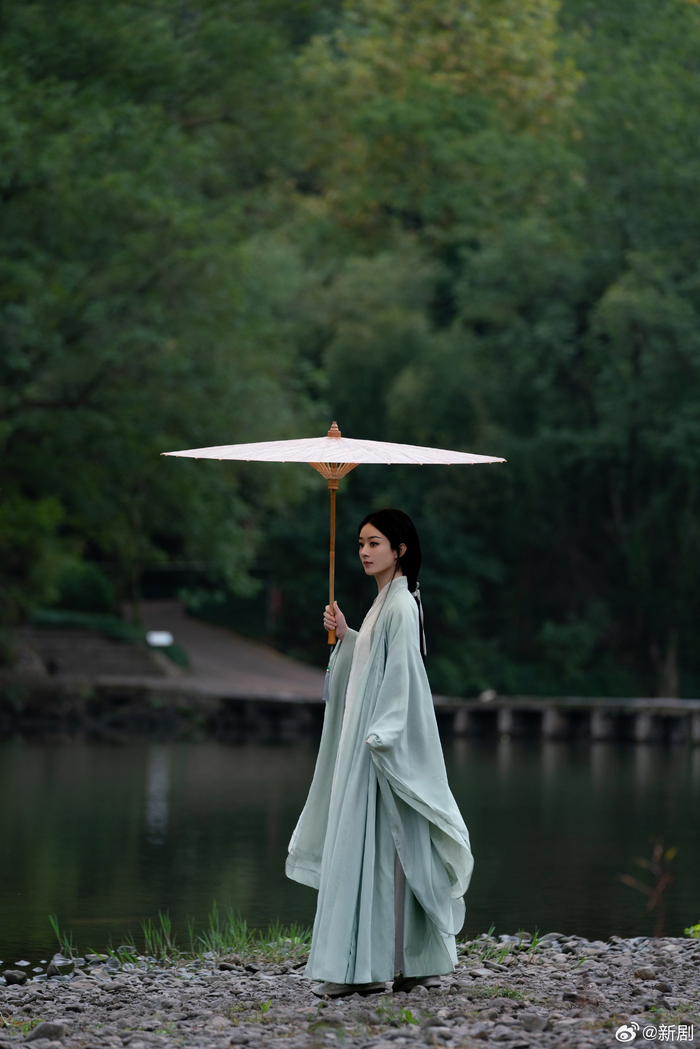 赵丽颖与凤行素衣造型撑伞剧照飘逸如仙气质绝了今晚一起来看沈璃