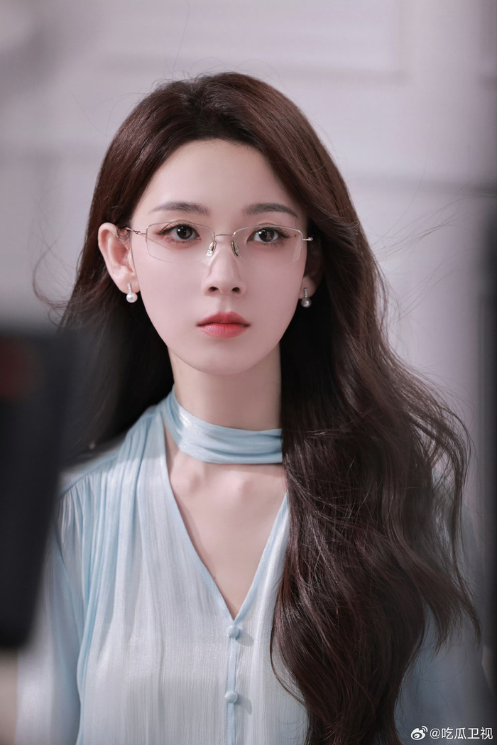 啊啊啊,陈瑶戴眼镜这个绝了,一看就是小说里那种有着好多马甲的女主角