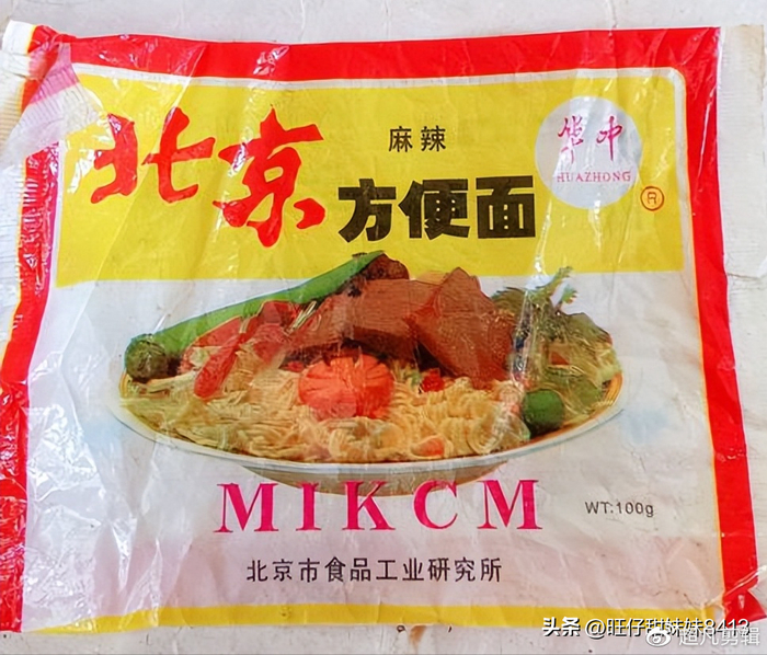 那时候吃方便面,最后的一点渣都要倒水进去吃光.